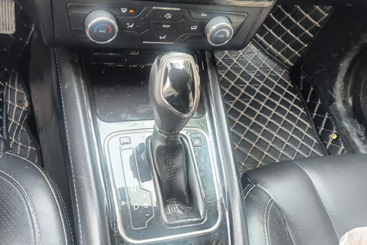 Used Dongfeng Fengon 580 2016 Revised Version 1.5T CVT Luxury Edition Gear Lever