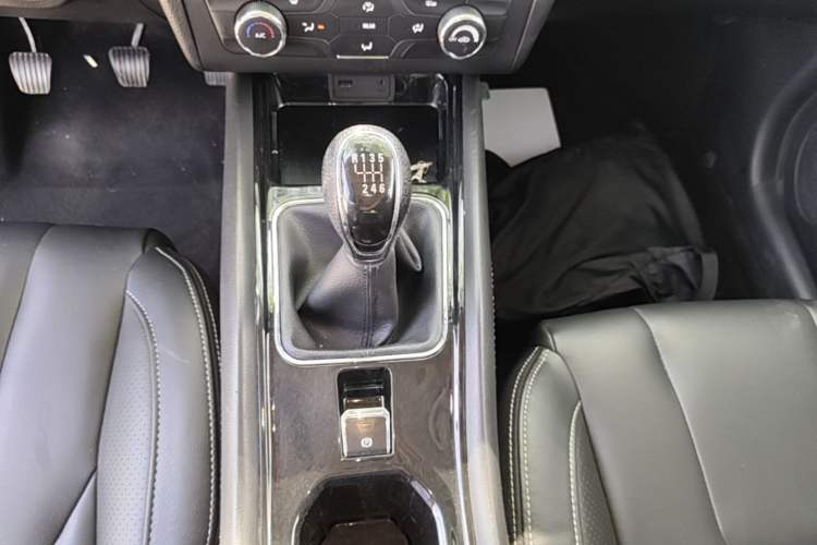 Used Dongfeng Fengon 580 2016 1.5T Manual Luxury Edition Gear Lever