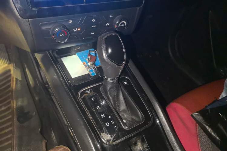 Used Dongfeng Fengon 580 2016 Revised Version 1.5T CVT Luxury Edition Gear Lever