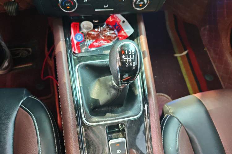 Used Dongfeng Fengon 580 2016 1.5T Manual Luxury Edition Gear Lever