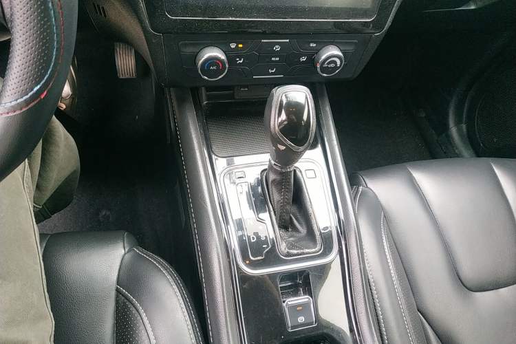 Used Dongfeng Fengon 580 2016 Revised Version 1.5T CVT Luxury Edition Gear Lever