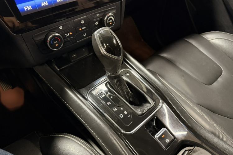 Used Dongfeng Fengon 580 2016 Revised Version 1.5T CVT Luxury Edition Gear Lever