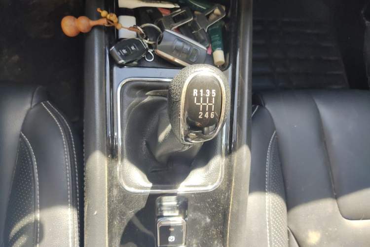 Used Dongfeng Fengon 580 2016 1.5T Manual Luxury Edition Gear Lever