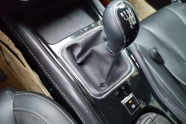 Used Dongfeng Fengon 580 2016 1.5T Manual Luxury Edition Gear Lever