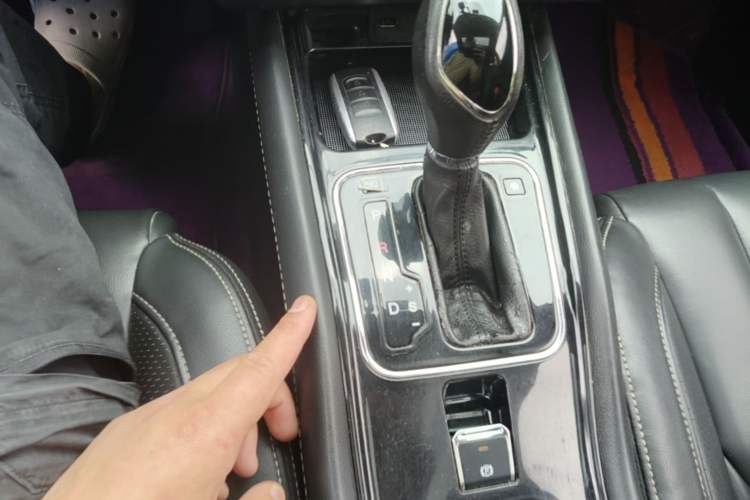 Used Dongfeng Fengon 580 2016 Revised Version 1.5T CVT Luxury Edition Gear Lever
