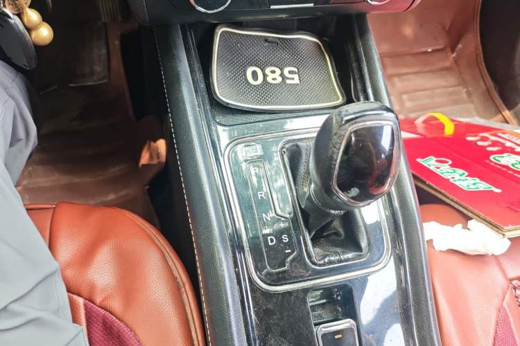 Used Dongfeng Fengon 580 2016 Revised Version 1.5T CVT Comfort Edition Gear Lever