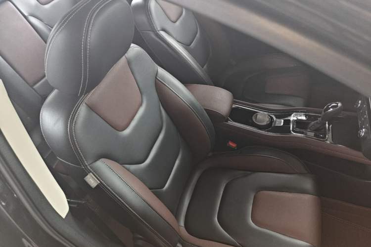 Used Dongfeng Fengon 580 2016 Revised Version 1.5T CVT Luxury Edition Right Front Seat