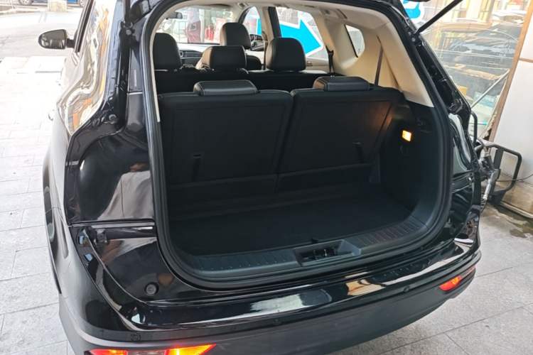 Used Dongfeng Fengon 580 2016 Revised Version 1.5T CVT Luxury Edition Trunk