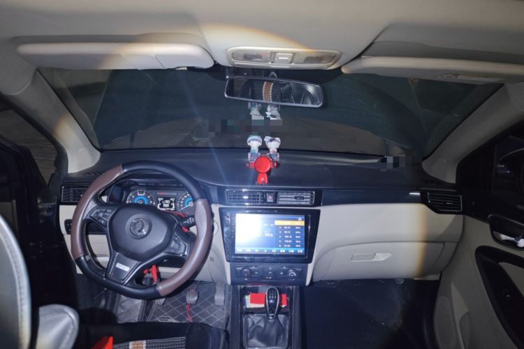 Used Dongfeng Fengon 580 2016 1.8L Manual Comfort Model Center Console