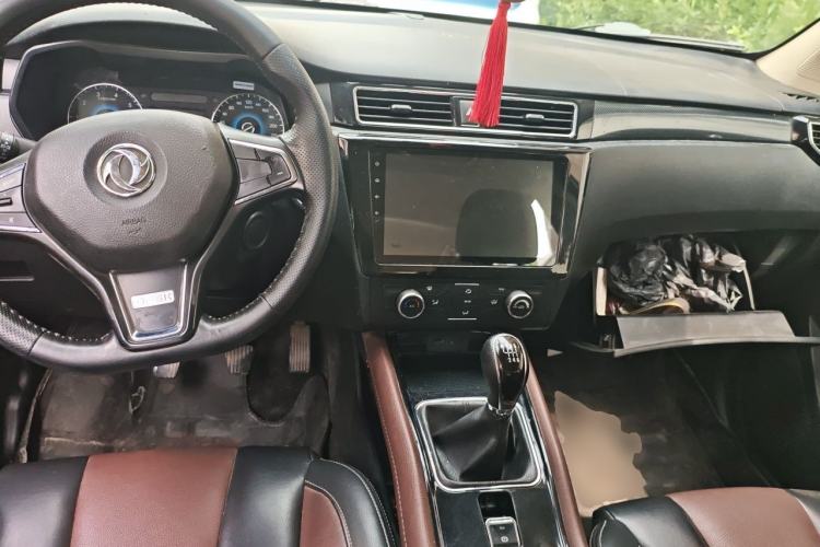 Used Dongfeng Fengon 580 2016 1.5T Manual Luxury Edition Center Console