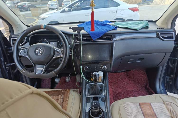Used Dongfeng Fengon 580 2016 1.5T Manual Luxury Edition Center Console