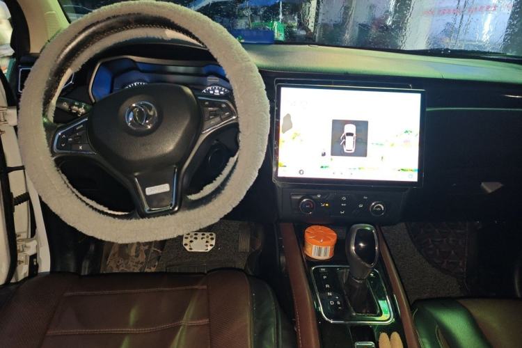 Used Dongfeng Fengon 580 2016 Revised Version 1.5T CVT Luxury Edition Center Console