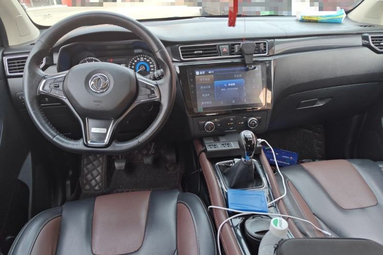 Used Dongfeng Fengon 580 2016 1.5T Manual Luxury Edition Center Console