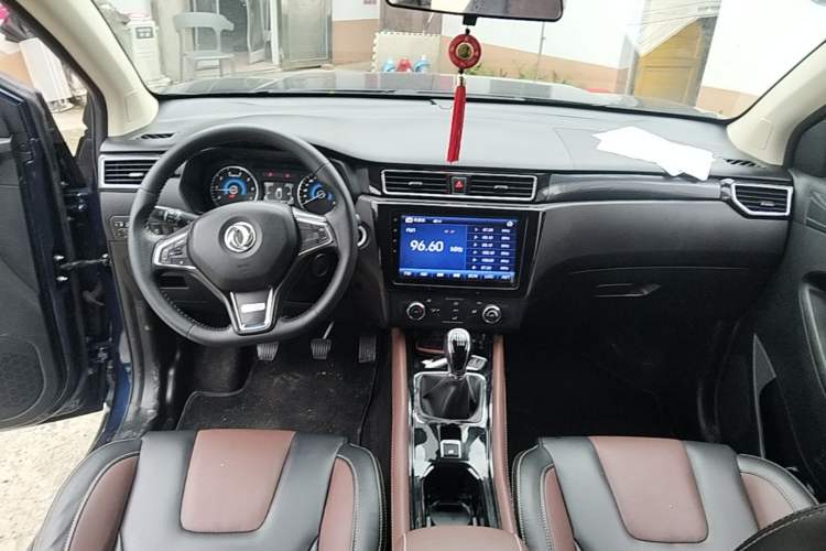 Used Dongfeng Fengon 580 2016 1.5T Manual Luxury Edition Center Console