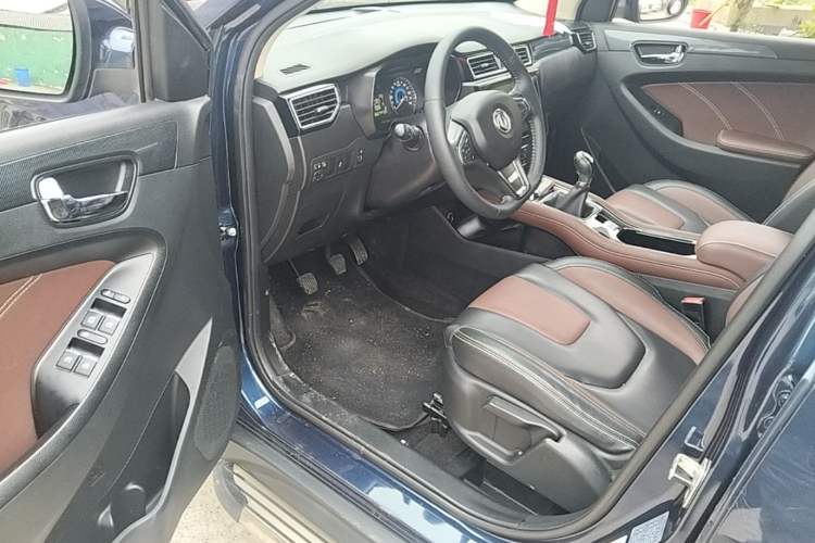 Used Dongfeng Fengon 580 2016 1.5T Manual Luxury Edition Driver Seat