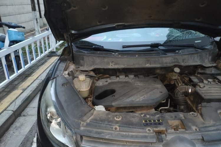 Used Dongfeng Fengon 580 2016 1.5T Manual Comfort Model Engine Bay Right