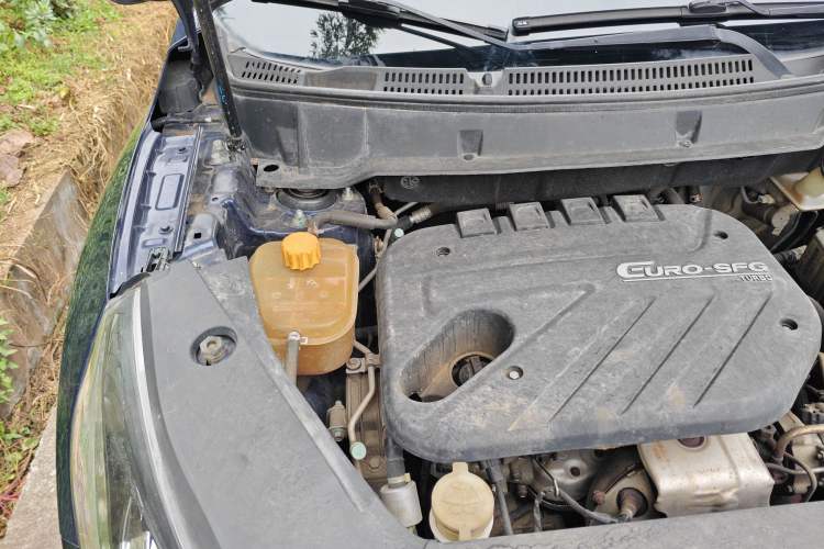 Used Dongfeng Fengon 580 2016 1.5T Manual Luxury Edition Engine Bay Right