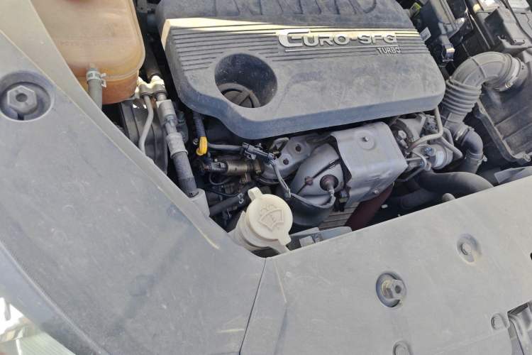 Used Dongfeng Fengon 580 2016 Revised Version 1.5T CVT Comfort Edition Engine Bay Right