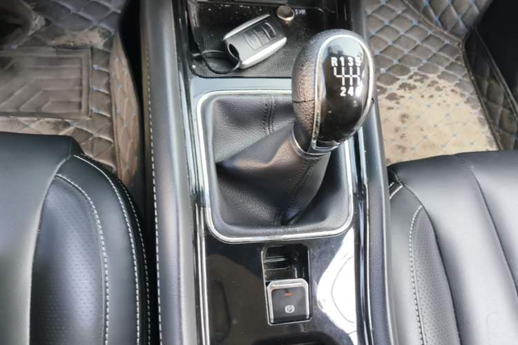 Used Dongfeng Fengon 580 2016 1.5T Manual Luxury Edition Gear Lever