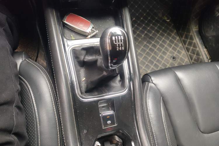 Used Dongfeng Fengon 580 2016 1.5T Manual Luxury Edition Gear Lever