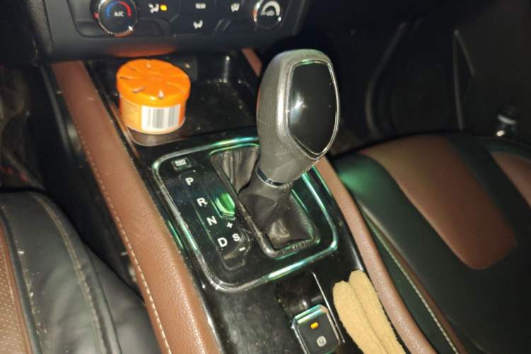 Used Dongfeng Fengon 580 2016 Revised Version 1.5T CVT Luxury Edition Gear Lever
