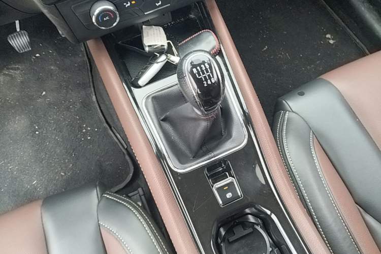 Used Dongfeng Fengon 580 2016 1.5T Manual Luxury Edition Gear Lever