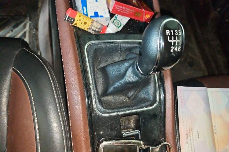 Used Dongfeng Fengon 580 2016 1.5T Manual Luxury Edition Gear Lever