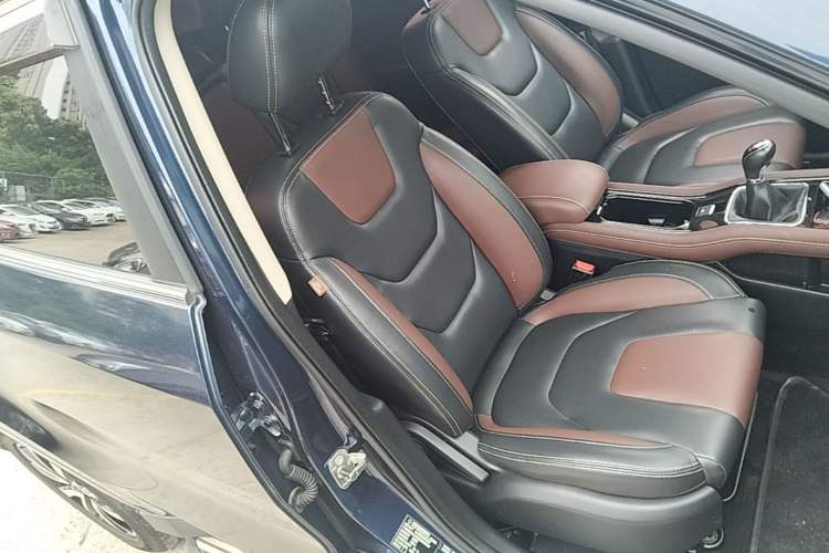 Used Dongfeng Fengon 580 2016 1.5T Manual Luxury Edition Right Front Seat