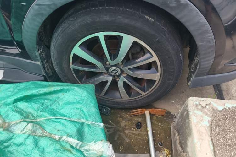 Used Dongfeng Fengon 580 2016 1.5T CVT Comfort Model Right Front Wheel Hub