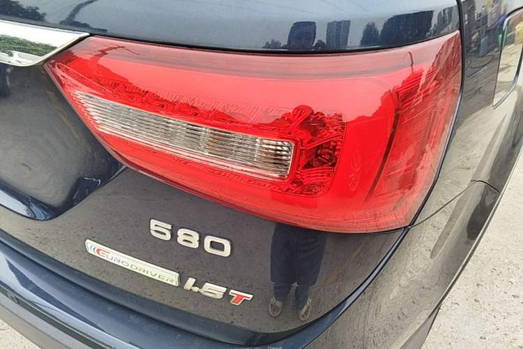 Used Dongfeng Fengon 580 2016 1.5T Manual Luxury Edition Right Rear Taillight