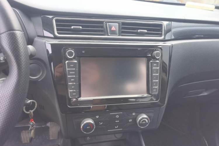 Used Dongfeng Fengon 580 2016 1.5T Manual Comfort Model Audio And AC Panel