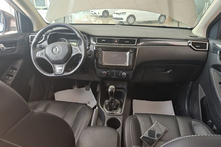 Used Dongfeng Fengon 580 2016 1.8L Manual Comfort Model Center Console