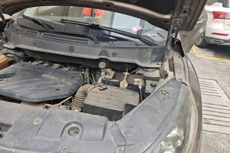 Used Dongfeng Fengon 580 2016 1.5T Manual Luxury Edition Engine Bay Left