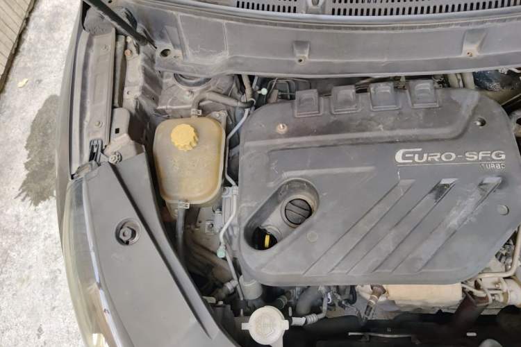 Used Dongfeng Fengon 580 2016 1.5T Manual Luxury Edition Engine Bay Right