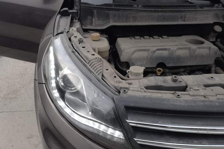 Used Dongfeng Fengon 580 2016 1.5T Manual Comfort Model Engine Bay Right