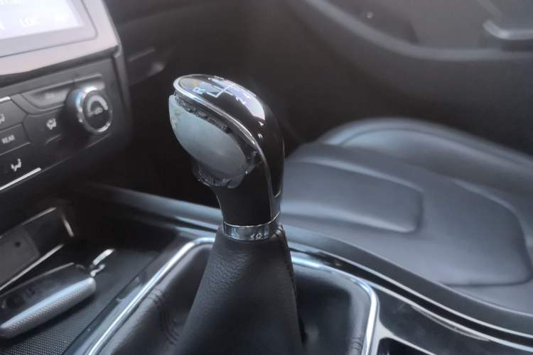 Used Dongfeng Fengon 580 2016 1.5T Manual Luxury Edition Gear Lever