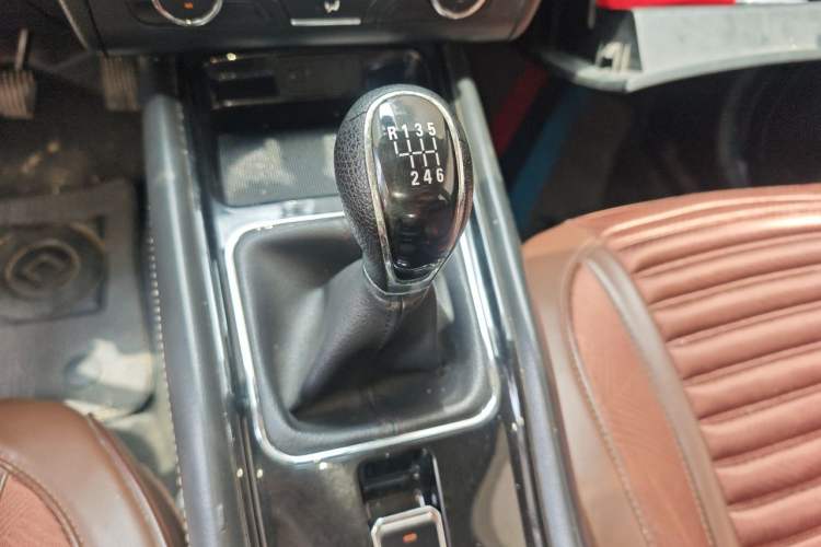 Used Dongfeng Fengon 580 2016 1.5T Manual Luxury Edition Gear Lever