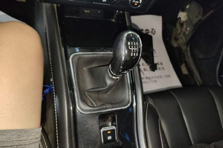 Used Dongfeng Fengon 580 2016 1.5T Manual Luxury Edition Gear Lever