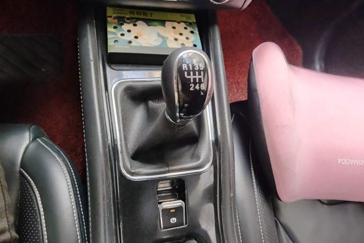Used Dongfeng Fengon 580 2016 1.5T Manual Luxury Edition Gear Lever