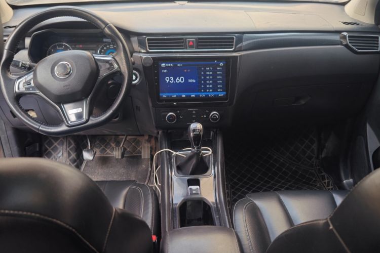 Used Dongfeng Fengon 580 2016 1.5T Manual Luxury Edition Interior 2