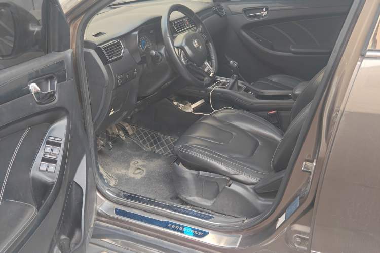 Used Dongfeng Fengon 580 2016 1.5T Manual Luxury Edition Interior 3