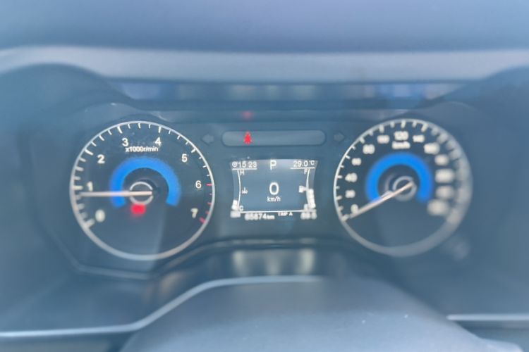 Used Dongfeng Fengon 580 2016 Revised Version 1.5T CVT Luxury Edition Interior 4