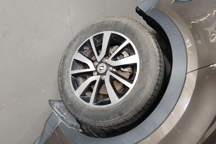Used Dongfeng Fengon 580 2016 1.5T Manual Luxury Edition Left Front Wheel Hub