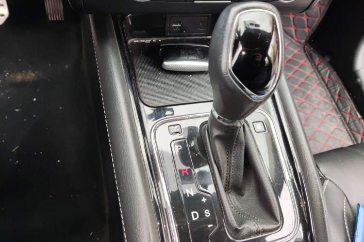 Used Dongfeng Fengon 580 2016 Revised Version 1.5T CVT Luxury Edition Gear Lever
