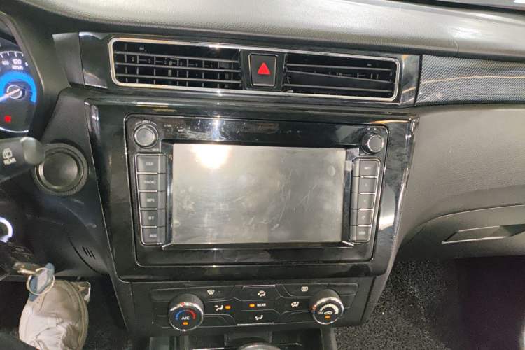 Used Dongfeng Fengon 580 2016 Revised Version 1.5T CVT Comfort Edition Audio And AC Panel