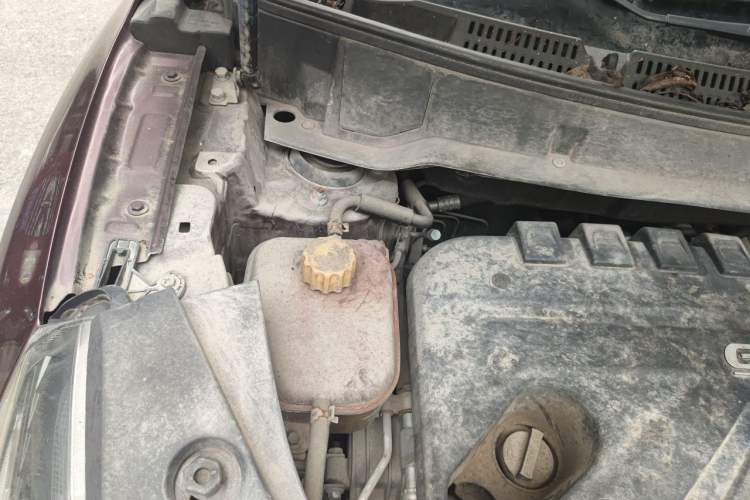 Used Dongfeng Fengon 580 2016 1.5T Manual Luxury Edition Engine Bay Right