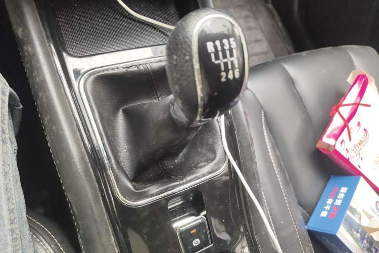 Used Dongfeng Fengon 580 2016 1.5T Manual Luxury Edition Gear Lever