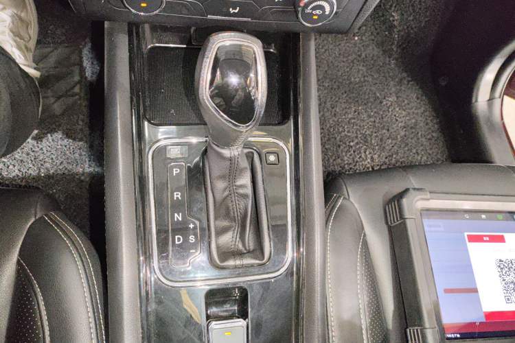 Used Dongfeng Fengon 580 2016 Revised Version 1.5T CVT Comfort Edition Gear Lever