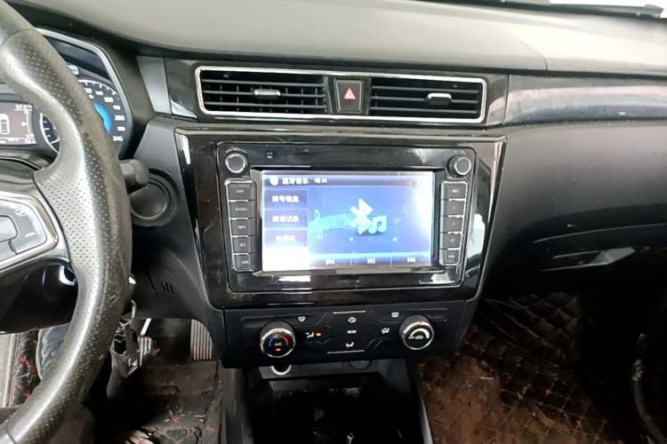 Used Dongfeng Fengon 580 2016 1.8L Manual Comfort Model Audio And AC Panel