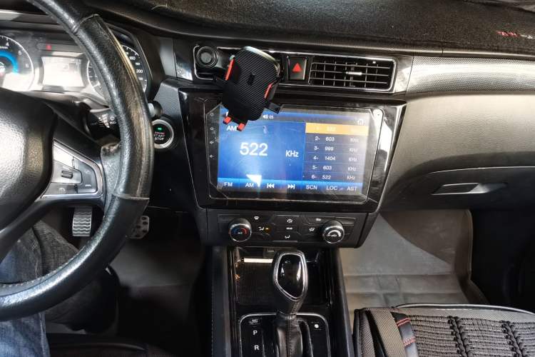 Used Dongfeng Fengon 580 2016 Revised Version 1.5T CVT Luxury Edition Audio And AC Panel